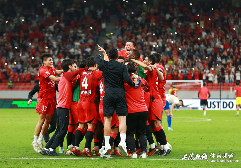 关于球队夺冠庆典，球迷齐聚一堂狂欢的信息